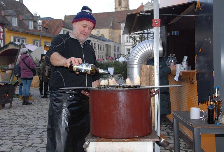 Dieter Rammensee köchelte die Feuerzangenbowle vor den Augen der Kundschaft.