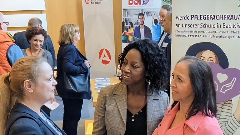 Anna Maria Benevides Werner (rechts), Vorsitzende des Bad Kissinger Intergrationsbeirats, im Gespräch mit Workshop-Teilnehmerinnen       -  Anna Maria Benevides Werner (rechts), Vorsitzende des Bad Kissinger Intergrationsbeirats, im Gespräch mit Workshop-Teilnehmerinnen