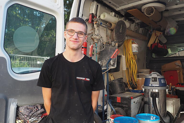 Michael Graber kurz vor dem Aufbruch zur Baustelle: Stressiger sei die Arbeit durch die Verkürzung der Arbeitswoche nicht geworden, findet er. Michael Graber kurz vor dem Aufbruch zur Baustelle: Stressiger sei die Arbeit durch die Verkürzung der Arbeitswoche nicht geworden, findet er. 