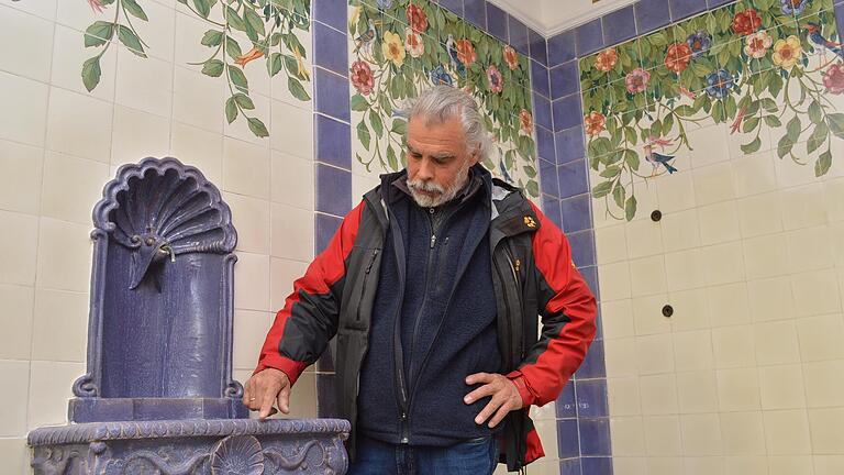 Spannender Rundgang im Kurhausbad: Christian Teichmann steht in einer historischen Badkabine von 1927. Spannender Rundgang im Kurhausbad: Christian Teichmann steht in einer historischen Badkabine von 1927.