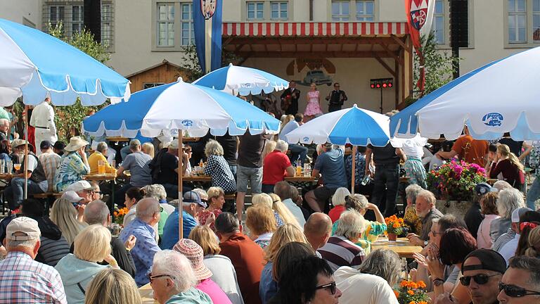 Noch reges Treiben herrschte am Sonntagnachmittag kurz vor 18 Uhr auf dem Marktplatz, in der Ludwigstraße und den Gassen des Rhönstädtchens. Kleiner Wermutstropfen: das Event wird voraussichtlich mit nächsten Jahr pausieren. Noch reges Treiben herrschte am Sonntagnachmittag kurz vor 18 Uhr auf dem Marktplatz, in der Ludwigstraße und den Gassen des Rhönstädtchens. Kleiner Wermutstropfen: das Event wird voraussichtlich mit nächsten Jahr pausieren.