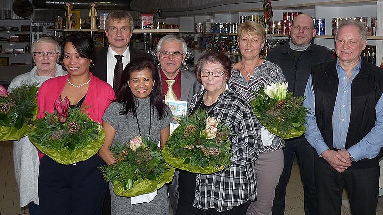 Eichetti ehrt Mitarbeiter - (ch) Bei Eichetti Confect Spezialitäten wurden Mitarbeiter für ihre jahrelange Treue zum Unternehmen geehrt, heißt es in einer Pressemitteilung. Die Geschäftsführer Günther Kraus und Christian Weigel bedankten sich für 40-jährige Tätigkeit bei Josef Reith und für 25 Jahre bei Nueva König. Für zehn Jahre Treue wurden Lucila Johann und Wolfgang Brendler gewürdigt. Im feierlichen Rahmen sind Maria Gumpert nach 31 Jahren, Konrad Back nach 27 Jahren, Joskic Inge nach 18 Jahren und Erika Merz nach 17 Jahren in den Ruhestand verabschiedet worden. Im Bild: (von links) Joskic Inge, Lucila Johann, Christian Weigel (Geschäftsleitung), Nueva König, Konrad Back, Erika Merz, Maria Gumpert, Wolfgang Brendler, Günther Kraus (Geschäftsleitung). Eichetti ehrt Mitarbeiter - (ch) Bei Eichetti Confect Spezialitäten wurden Mitarbeiter für ihre jahrelange Treue zum Unternehmen geehrt, heißt es in einer Pressemitteilung. Die Geschäftsführer Günther Kraus und Christian Weigel bedankten sich für 40-jährige Tätigkeit bei Josef Reith und für 25 Jahre bei Nueva König. Für zehn Jahre Treue wurden Lucila Johann und Wolfgang Brendler gewürdigt. Im feierlichen Rahmen sind Maria Gumpert nach 31 Jahren, Konrad Back nach 27 Jahren, Joskic Inge nach 18 Jahren und Erika Merz nach 17 Jahren in den Ruhestand verabschiedet worden. Im Bild: (von links) Joskic Inge, Lucila Johann, Christian Weigel (Geschäftsleitung), Nueva König, Konrad Back, Erika Merz, Maria Gumpert, Wolfgang Brendler, Günther Kraus (Geschäftsleitung).