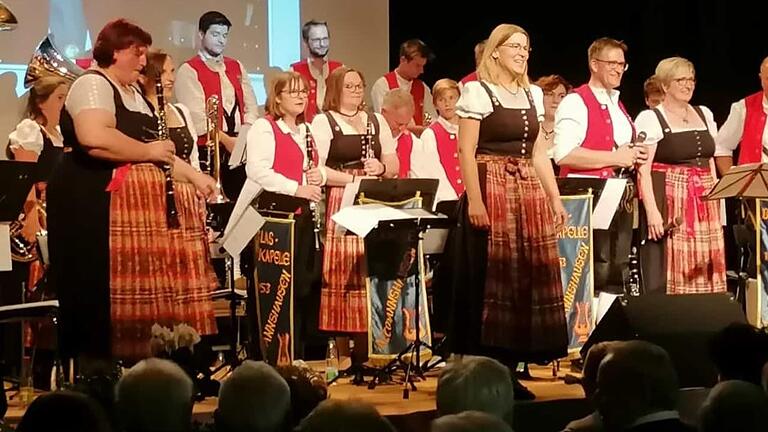 Das Foto zeigt Bettina Henninger musikalische Leiterin und das Gesangsduo Manuela Frieß und Günther Schell bei den Stücken „Böhmische Liebe“ und „Das Egerländer Medley“. Das Foto zeigt Bettina Henninger musikalische Leiterin und das Gesangsduo Manuela Frieß und Günther Schell bei den Stücken „Böhmische Liebe“ und „Das Egerländer Medley“.