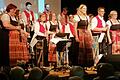 Das Foto zeigt Bettina Henninger musikalische Leiterin und das Gesangsduo Manuela Frieß und Günther Schell bei den Stücken „Böhmische Liebe“ und „Das Egerländer Medley“.