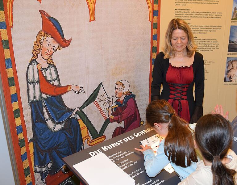 Schreiben wie ein gebildeter Minnesänger durften die Kinder an der Mitmachstation der Wernecker Ausstellung, hier mit Stefanie Büttner. Schreiben wie ein gebildeter Minnesänger durften die Kinder an der Mitmachstation der Wernecker Ausstellung, hier mit Stefanie Büttner.