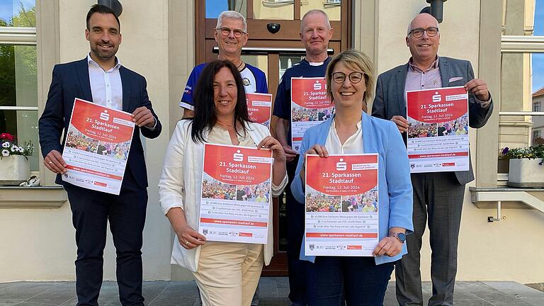 Das Programm für den 21. Stadtlauf am 12. Juli 2024 präsentieren (vorne von links) Christina Nöth (Tourismus und Stadtmarketing) und Bianca Simon (Sparkasse) sowie (hinten von links) Bürgermeister Michael Werner, Thomas Baumeister und Jürgen Maul (TSV Brendlorenzen) und Sparkassen-Vorstand Georg Straub.