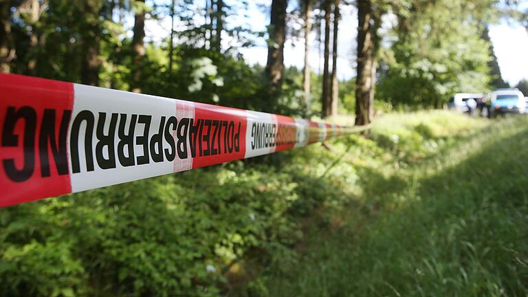 Am Samstag fanden Passanten einen toten 18-Jährigen in der Nähe von Altenbuch (Lkr. Miltenberg). Die Kriminalpolizei geht von einem Tötungsdelikt aus und hat zwei Verdächtige festgenommen.