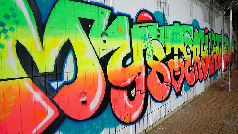 Im Dunklen werden der Graffiti-Schriftzug wie auch die Graffiti-Kunstwerke, die die Kinder und Jugendlichen gestalten, illuminiert und so noch intensiver zum Vorschein kommen. Im Dunklen werden der Graffiti-Schriftzug wie auch die Graffiti-Kunstwerke, die die Kinder und Jugendlichen gestalten, illuminiert und so noch intensiver zum Vorschein kommen.