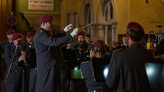 Bundeswehr lädt ein zur Indienststellung und Verleihung des Beinamens 'Mainfranken' an das schwere Logistikbataiollon 467.
Das Heeresmusikkorps Veitshöchheim spielt eine Serenade auf dem Marktplatz in Volkach.