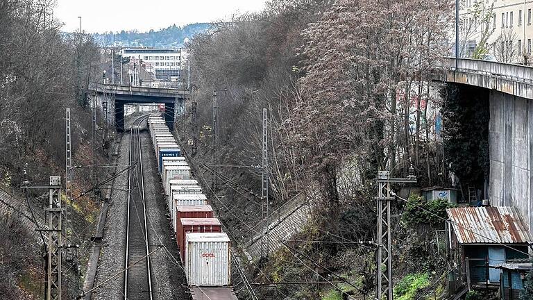 Da fehlt was: Bahnstrecke am Mittleren Ring, ohne die alte Siligmüllerbrücke. Da fehlt was: Bahnstrecke am Mittleren Ring, ohne die alte Siligmüllerbrücke.
