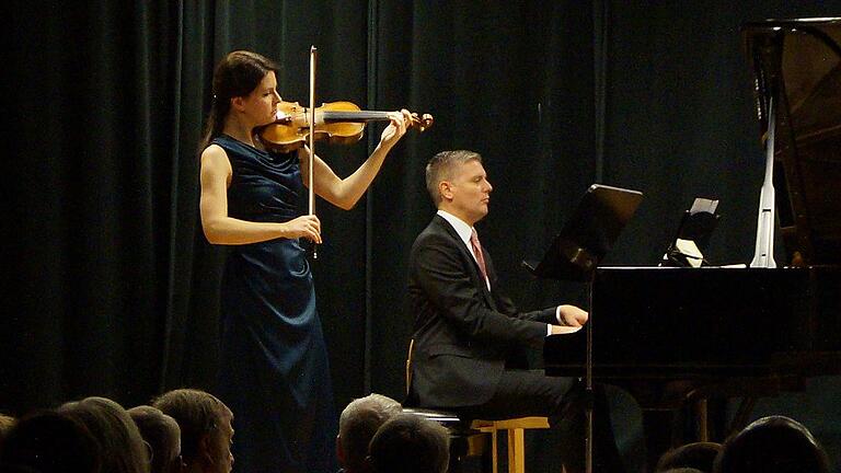 Umjubelt: Anna Sophie Dauenhauer und Lukas Maria Kuhn lieferten im Schüttbau in Rügheim Kammermusik in Vollendung. Umjubelt: Anna Sophie Dauenhauer und Lukas Maria Kuhn lieferten im Schüttbau in Rügheim Kammermusik in Vollendung.