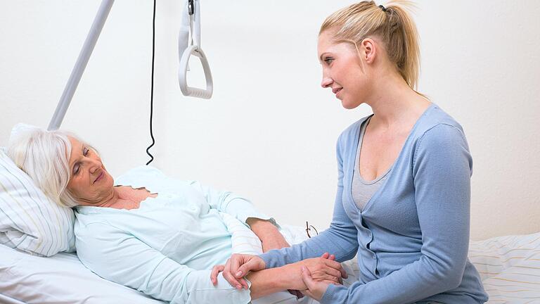 Was hier auf dem Symbolbild gezeigt wird, ist seit Monaten in den Haßberg-Kliniken nicht mehr möglich: Dass Angehörige ihre Kranken am Krankenbett besuchen. Was hier auf dem Symbolbild gezeigt wird, ist seit Monaten in den Haßberg-Kliniken nicht mehr möglich: Dass Angehörige ihre Kranken am Krankenbett besuchen.