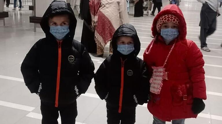 Zahoor Jans drei Kinder kurz vor dem Abflug in Pakistan im Dezember. Nach fast fünf Jahren durften sie in Deutschland ihren Vater wieder in die Arme schließen. Zahoor Jans drei Kinder kurz vor dem Abflug in Pakistan im Dezember. Nach fast fünf Jahren durften sie in Deutschland ihren Vater wieder in die Arme schließen.