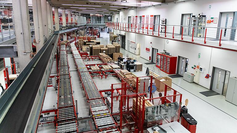 Obwohl in viele Hallen wenige oder keine Menschen zu sehen sind, hat Würth in Bad Mergentheim 1700 Beschäftigte. Obwohl in viele Hallen wenige oder keine Menschen zu sehen sind, hat Würth in Bad Mergentheim 1700 Beschäftigte.