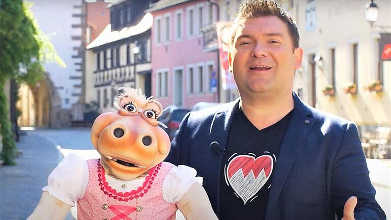 Zu Besuch bei den Dorfschätzen: Nilpferd-Dame Amanda und Bauchredner Sebastian Reich waren nicht nur in Prichsenstadt, wie hier auf dem Foto zu sehen. Die beiden stellen in einem Video alle neun Gemeinden recht kurzweilig vor. Zu Besuch bei den Dorfschätzen: Nilpferd-Dame Amanda und Bauchredner Sebastian Reich waren nicht nur in Prichsenstadt, wie hier auf dem Foto zu sehen. Die beiden stellen in einem Video alle neun Gemeinden recht kurzweilig vor.