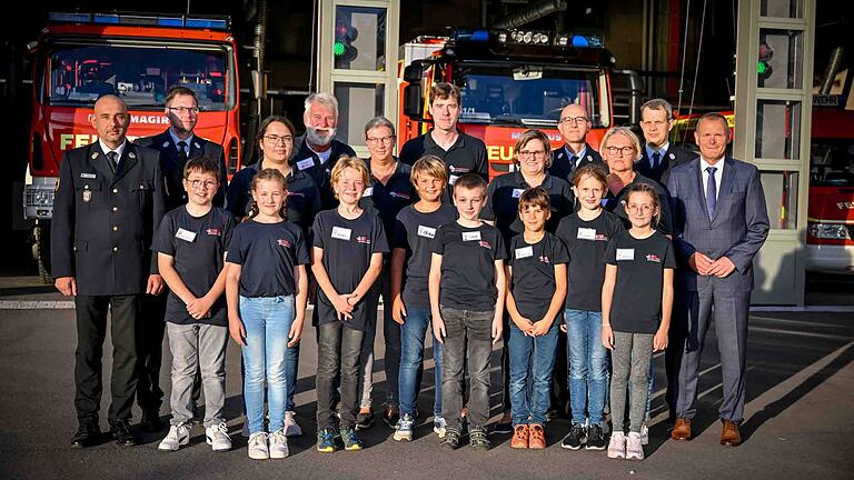 Die Gründungsmitglieder der Marktheidenfelder Kinderfeuerwehr mit den Honoratioren und der Dienstaufsicht.&nbsp;