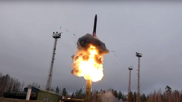 Start russischer Hyperschallwaffe „Awangard” - Hyperschallwaffen fliegen mit bis zu zwanzigfacher Schallgeschwindigkeit auf ihre Ziele zu. Start russischer Hyperschallwaffe „Awangard” - Hyperschallwaffen fliegen mit bis zu zwanzigfacher Schallgeschwindigkeit auf ihre Ziele zu.