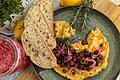 Fava mit Chorizo und Pickled Onions       -  Die Chorizo sorgt auf dem Püree fürs Knuspergefühl, die eingelegten Zwiebeln für eine säuerliche Note.