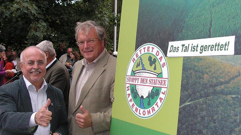 Tal gerettet: Beim 31. Hafenlohrtalfest 2008 in Rothenbuch freuen sich Sebastian Schönauer (links) und Hubert Weiger, dass die Stauseepläne vom Tisch sind. Tal gerettet: Beim 31. Hafenlohrtalfest 2008 in Rothenbuch freuen sich Sebastian Schönauer (links) und Hubert Weiger, dass die Stauseepläne vom Tisch sind.