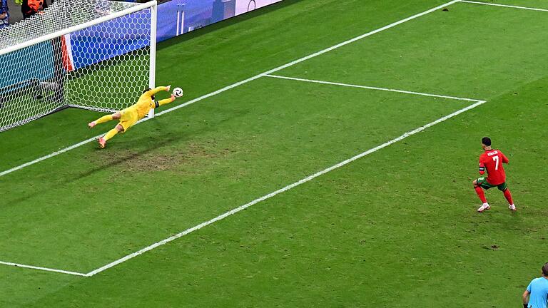 Ronaldo verschießt Elfmeter       -  Sloweniens Torhüter Jan Oblak (l.) pariert einen Elfmeterschuss von Cristiano Ronaldo.