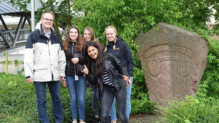 Eine Gruppe von Schülern aus Gemündens Partnerstadt Duiven besucht zurzeit die Dreiflüssestadt. Hier ein Teil von ihnen mit ihrem stellvertretenden Schulleiter Ben van den Anker am Gedenkstein der Städtepartnerschaft auf der Saaleinsel. Eine Gruppe von Schülern aus Gemündens Partnerstadt Duiven besucht zurzeit die Dreiflüssestadt. Hier ein Teil von ihnen mit ihrem stellvertretenden Schulleiter Ben van den Anker am Gedenkstein der Städtepartnerschaft auf der Saaleinsel.