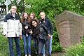 Eine Gruppe von Schülern aus Gemündens Partnerstadt Duiven besucht zurzeit die Dreiflüssestadt. Hier ein Teil von ihnen mit ihrem stellvertretenden Schulleiter Ben van den Anker am Gedenkstein der Städtepartnerschaft auf der Saaleinsel.