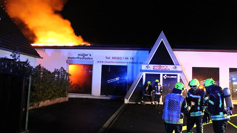 Brand in einem Spezialgeschäft für Fahr- und Motorräder in Gerolzhofen: Beim Eintreffen der Feuerwehr schlugen die Flammen bereits meterhoch aus dem Dach. Brand in einem Spezialgeschäft für Fahr- und Motorräder in Gerolzhofen: Beim Eintreffen der Feuerwehr schlugen die Flammen bereits meterhoch aus dem Dach.