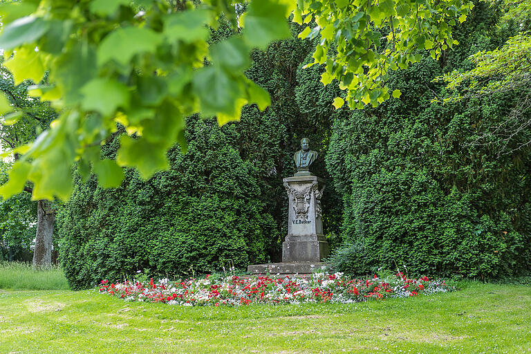 Auch Denkmäler wie hier das V.E. Becker Denkmal am Rennweg finden im Parkentwicklungskonzept Beachtung. Auch Denkmäler wie hier das V.E. Becker Denkmal am Rennweg finden im Parkentwicklungskonzept Beachtung.