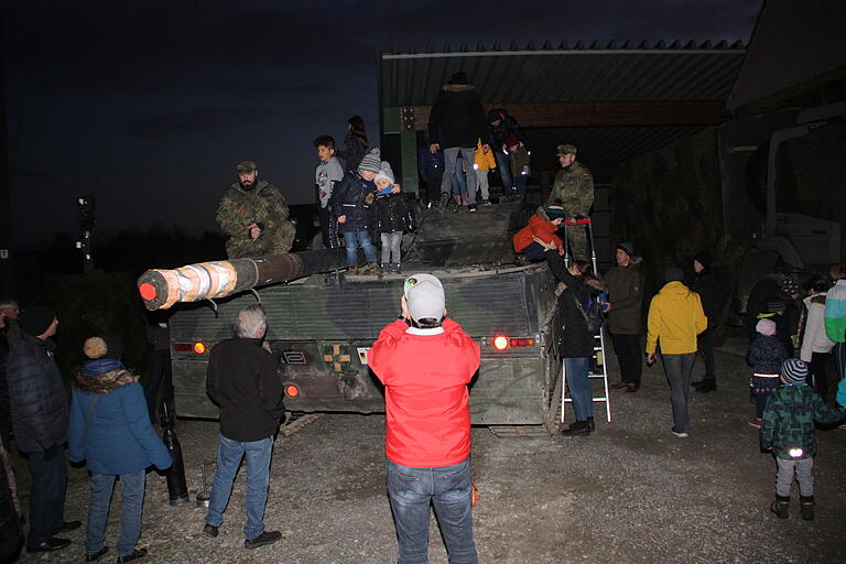 Die Chance zum Fotoshooting auf dem Kampfpanzer Leopard 2 wurde reichlich genutzt.