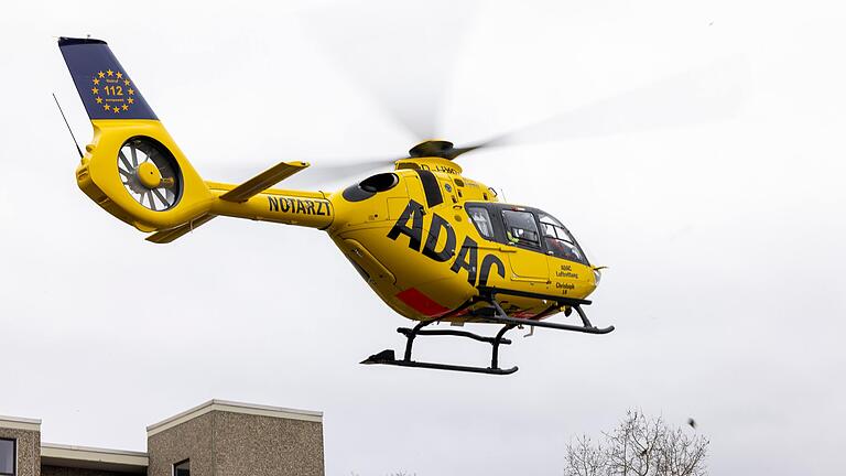 Bei einer Verpuffung in Hasloch wurden zwei Auszubildende durch die Stichflamme schwer verletzt. Zwei Rettungshubschrauber wurden an den Unglücksort gerufen. Bei einer Verpuffung in Hasloch wurden zwei Auszubildende durch die Stichflamme schwer verletzt. Zwei Rettungshubschrauber wurden an den Unglücksort gerufen.