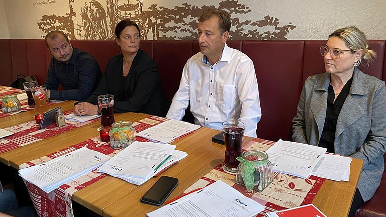 Florian Wilbald und Jasmin Puhl-Brandt (beide Talavera-Bürgerinitiative) sowie CSU-Fraktionschef Wolfgang Roth und CSU-Stadträtin Anette Hollerbach (von links) stellten am Mittwoch im Würzburger Ratskeller 'Konzeptvorschläge für Verkehrsplanung und Aufwertung der Stadt Würzburg' vor. Florian Wilbald und Jasmin Puhl-Brandt (beide Talavera-Bürgerinitiative) sowie CSU-Fraktionschef Wolfgang Roth und CSU-Stadträtin Anette Hollerbach (von links) stellten am Mittwoch im Würzburger Ratskeller 'Konzeptvorschläge für Verkehrsplanung und Aufwertung der Stadt Würzburg' vor.