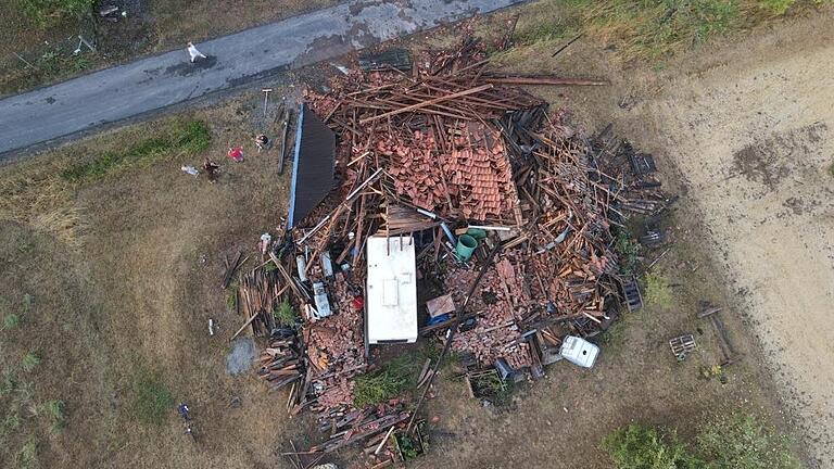 Ein heftiger Sturm sorgte Ende Juli für abgedeckte Dächer und eingestürzte Scheunen im Karlstadter Ortsteil Heßlar. Ein heftiger Sturm sorgte Ende Juli für abgedeckte Dächer und eingestürzte Scheunen im Karlstadter Ortsteil Heßlar.