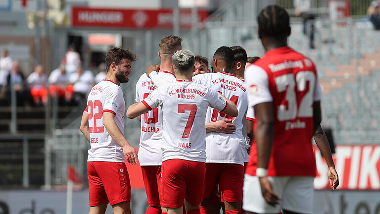 Spieler des FC Würzburger Kickers freuen sich über das Tor zum 1:0 durch Maximilian Zaiser (FC Würzburger Kickers). Spieler des FC Würzburger Kickers freuen sich über das Tor zum 1:0 durch Maximilian Zaiser (FC Würzburger Kickers).
