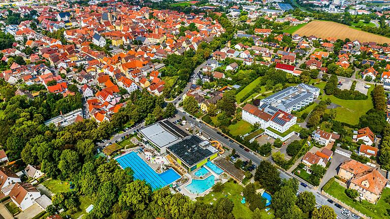 Badespaß in Gerolzhofen: Das Erlebnisbad Geomaris aus der Vogelperspektive. Badespaß in Gerolzhofen: Das Erlebnisbad Geomaris aus der Vogelperspektive.