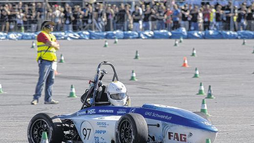 Der weite Weg zum Start: Wenn Anfang August auf dem Hockenheimring der Startschuss fällt, liegen die meisten Aufgaben hinter den Studenten, die dann den Wagen konstruiert, gefertigt und finanziert haben. Im Bild einer der bislang fünf Boliden aus Schweinfurt.