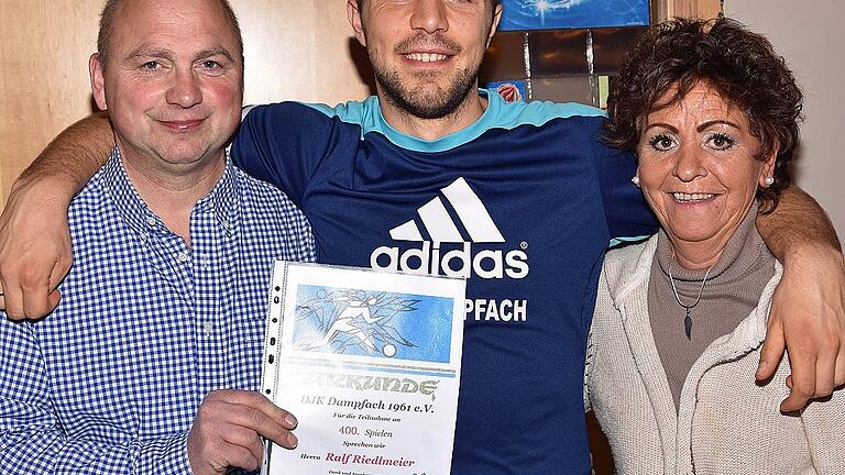 In der Jahreshauptversammlung der DJK Dampfach wurde Ralf Riedlmeier (Mitte) für 400 Spiele ausgezeichnet. Mit im Bild sind Vorsitzender Bernd Riedlmeier und 2. Vorsitzende Christa Söllner.