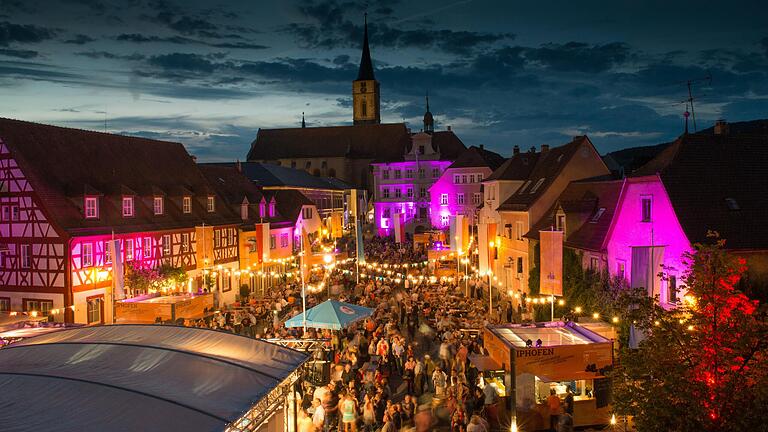 Das Iphöfer Marktplatz Winzerfest findet immer am zweiten Wochenende im Juli auf dem Marktplatz statt. Das Iphöfer Marktplatz Winzerfest findet immer am zweiten Wochenende im Juli auf dem Marktplatz statt.