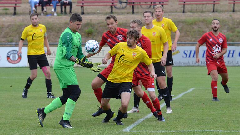 Gewühl im Strafraum: Torwart Matthias Schaar (links) und Alexander Moller (vorne) vom SV Stammheim schirmen den Ball erfolgreich vor Benjamin Freund und Leon Feser von der FT Schweinfurt ab. Gewühl im Strafraum: Torwart Matthias Schaar (links) und Alexander Moller (vorne) vom SV Stammheim schirmen den Ball erfolgreich vor Benjamin Freund und Leon Feser von der FT Schweinfurt ab. 