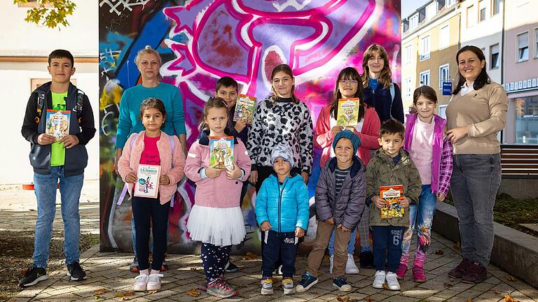 Stolz zeigen die Kinder der neu eröffneten bulgarischen Sonntagsschule ihre Lernhefte. Schulleiterin Fatme Halil (hinten links) und Lehrerin Anife Hyusein gestalten jeden Sonntag von 10 bis 14 Uhr den Unterricht.&nbsp;