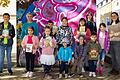 Stolz zeigen die Kinder der neu eröffneten bulgarischen Sonntagsschule ihre Lernhefte. Schulleiterin Fatme Halil (hinten links) und Lehrerin Anife Hyusein gestalten jeden Sonntag von 10 bis 14 Uhr den Unterricht.&nbsp;