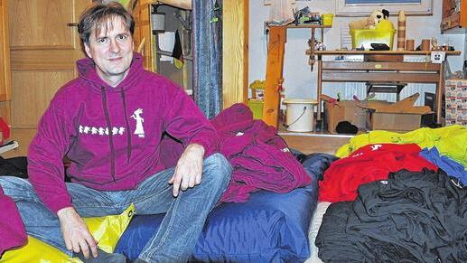 &bdquo;Ich freue mich über den großen Spaß, der mit dieser Aktion verbunden ist&ldquo;: Matthias Mehling inmitten der 720 bestellten T-Shirts und Pullis mit dem Graffiti-Schneewittchen-Motiv.