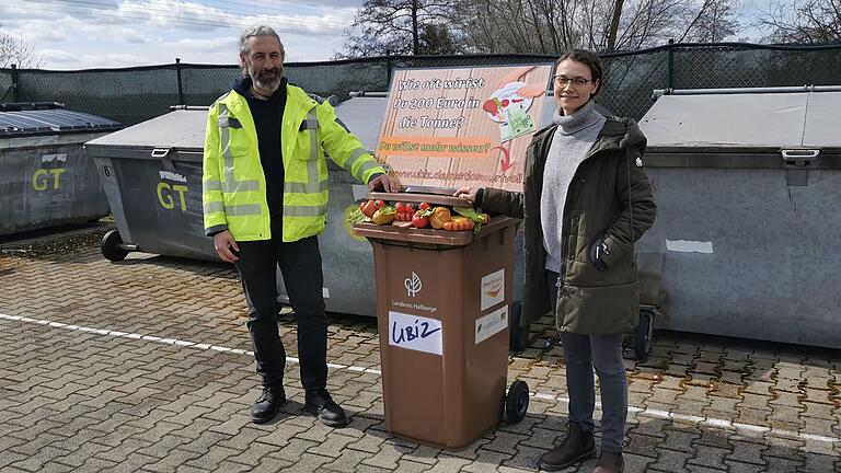 Petra Sommer, Leitung UBiZ und der ehemalige Abfallberater des Landkreises Haßberge, Jonas Nalmpantis, schicken im April 2023 die UBiZ-Tonne auf die Reise durch die Wertstoffhöfe Petra Sommer, Leitung UBiZ und der ehemalige Abfallberater des Landkreises Haßberge, Jonas Nalmpantis, schicken im April 2023 die UBiZ-Tonne auf die Reise durch die Wertstoffhöfe