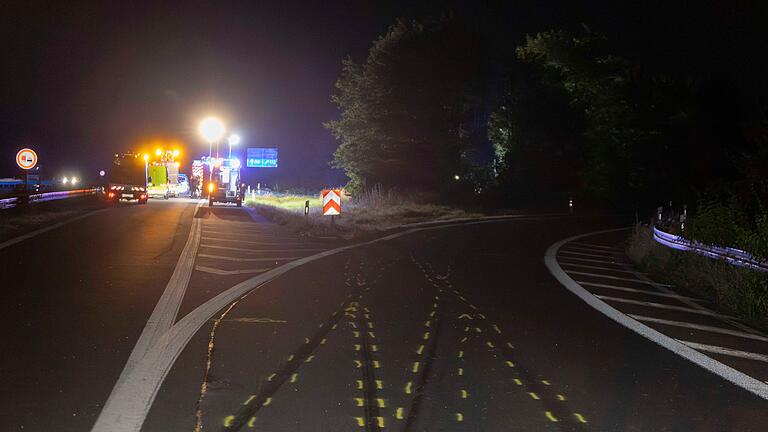 Zwei Menschen vermutlich bei Autorennen auf A44 verbrannt       -  Bis tief in die Nacht sammelte die Polizei Spuren am Unfallort.