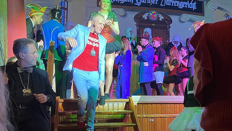 Elferratssitzung des BTC Garitz 2025 - Der „Göritzer Dreggsagg“ Michl Müller hatte eine Kreuzfahrt unternommen, um Fasching und Wahlkampf zu entkommen, und war vom Regen in die Traufe geraten. Elferratssitzung des BTC Garitz 2025 - Der „Göritzer Dreggsagg“ Michl Müller hatte eine Kreuzfahrt unternommen, um Fasching und Wahlkampf zu entkommen, und war vom Regen in die Traufe geraten.