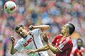 Herz und Seele des FC Augsburg: Daniel Baier (links) stand in der vergangenen Saison in allen Spielen Vollzeit auf dem Platz. Mit seinem Team beendete er beim 1:0-Erfolg sogar die Siegesserie der Bayern um Franck Ribéry (rechts, Foto der Saison 2012/13).