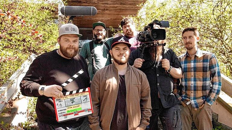 Bereit für Begegnungen der anderen Art im ehemaligen Krankenhaus war die Filmcrew mit (von links) Regieassistent Patrick Melber, Tontechniker Oskar Kordwig, Regisseur Kevin Wloczyk, Nico Stelzig (Christlicher Berater), Kameramann Robert „L“ Leichenakt und Moderator Oliver Troska. Bereit für Begegnungen der anderen Art im ehemaligen Krankenhaus war die Filmcrew mit (von links) Regieassistent Patrick Melber, Tontechniker Oskar Kordwig, Regisseur Kevin Wloczyk, Nico Stelzig (Christlicher Berater), Kameramann Robert „L“ Leichenakt und Moderator Oliver Troska.
