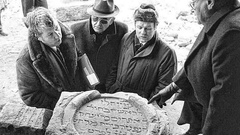 St. Markus - Einen jüdischen Grabstein aus dem 14. Jahrhundert ließen sich Geralkonservator Michael Petzet, Brunowerk-Architekt Karl Klüpfel und MdL Walter Eykmann (von links) im Januar 1987 vom Vorsitzenden der israelitischen Kultusgemeinde David Schuster (rechts) erläutern. St. Markus - Einen jüdischen Grabstein aus dem 14. Jahrhundert ließen sich Geralkonservator Michael Petzet, Brunowerk-Architekt Karl Klüpfel und MdL Walter Eykmann (von links) im Januar 1987 vom Vorsitzenden der israelitischen Kultusgemeinde David Schuster (rechts) erläutern.