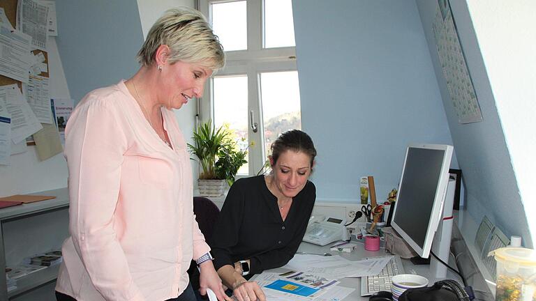 Wenn der Partner oder die Partnerin handgreiflich wird, helfen Carolin Schönlein und Silke Kleinheinz von der Polizei Bad Brückenau weiter. Sie kennen sich auch mit anderen Beratungsstellen aus. Foto: Ulrike Müller - Wenn der Partner oder die Partnerin handgreiflich wird, helfen Carolin Schönlein und Silke Kleinheinz von der Polizei Bad Brückenau weiter. Sie kennen sich auch mit anderen Beratungsstellen aus. Foto: Ulrike Müller Wenn der Partner oder die Partnerin handgreiflich wird, helfen Carolin Schönlein und Silke Kleinheinz von der Polizei Bad Brückenau weiter. Sie kennen sich auch mit anderen Beratungsstellen aus. Foto: Ulrike Müller - Wenn der Partner oder die Partnerin handgreiflich wird, helfen Carolin Schönlein und Silke Kleinheinz von der Polizei Bad Brückenau weiter. Sie kennen sich auch mit anderen Beratungsstellen aus. Foto: Ulrike Müller