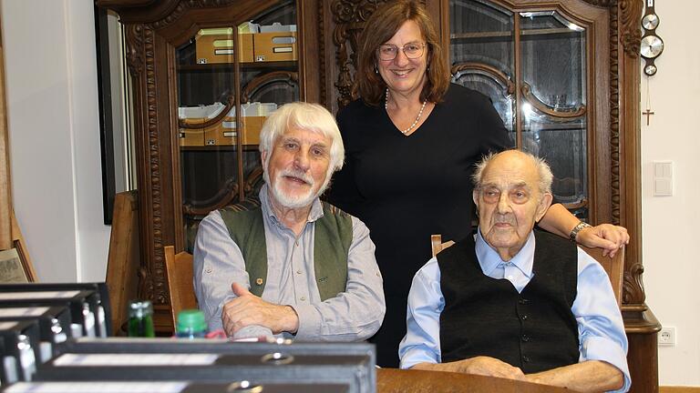 Wolfgang Meding (rechts) hat seine umfangreiche Sammlung mit Zeitungsausschnitten über Ochsenfurt dem Stadtarchiv überlassen. Stadtarchivar Peter Wesselowsky und zweite Bürgermeisterin Rosa Behon nahmen die etwa 50 Ordner entgegen. Wolfgang Meding (rechts) hat seine umfangreiche Sammlung mit Zeitungsausschnitten über Ochsenfurt dem Stadtarchiv überlassen. Stadtarchivar Peter Wesselowsky und zweite Bürgermeisterin Rosa Behon nahmen die etwa 50 Ordner entgegen.