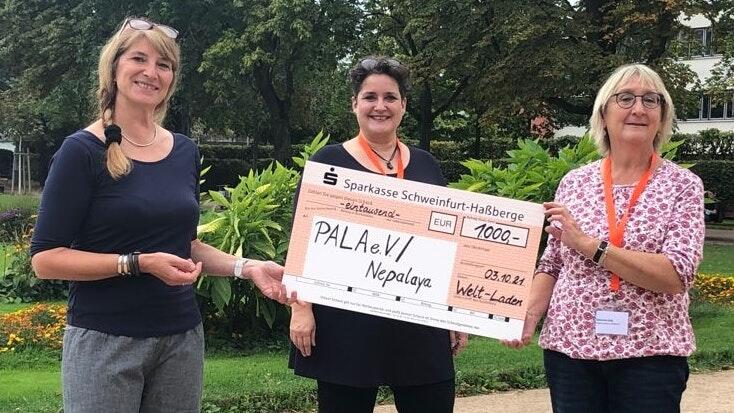 Von links: Sabine Bobenhausen vom Verein Pala, Heike Paul-Scheuring und Michaela Selig vom Welt-Laden Haßfurt. Von links: Sabine Bobenhausen vom Verein Pala, Heike Paul-Scheuring und Michaela Selig vom Welt-Laden Haßfurt.